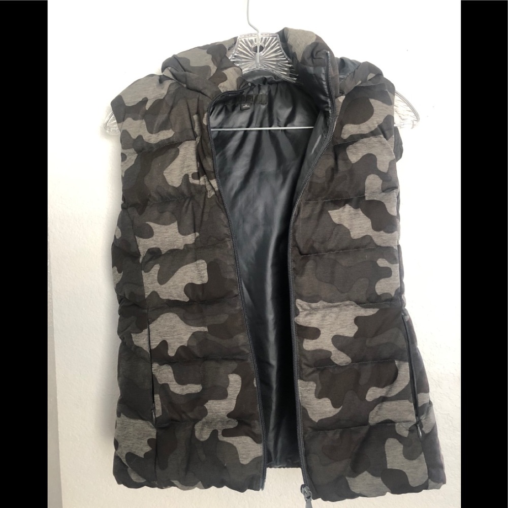 Uniqlo women’s puffer vest sz med
